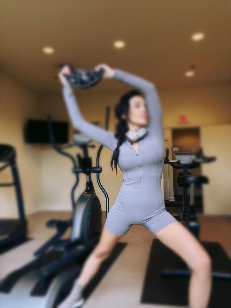 woman at the gym in grey yoga outfit