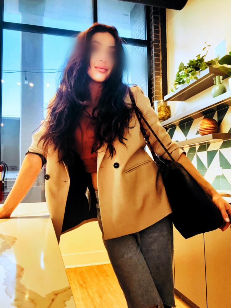 woman ready to go somewhere with the purse